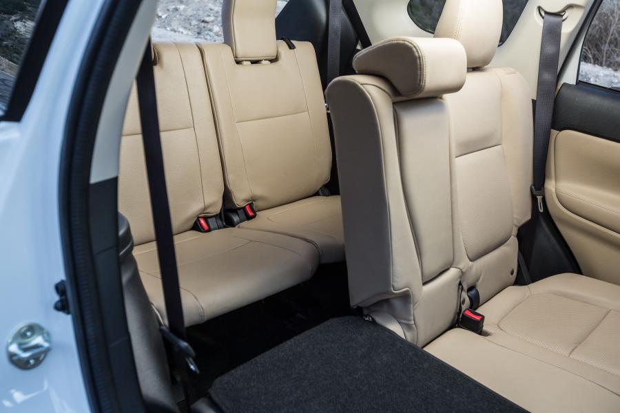 Интерьер Mitsubishi Outlander GT 2016 года  (фото 38 из 56)